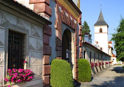 Východní část předzámčí s pohledem na věž kostela