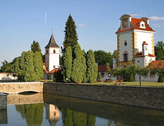 Vodní příkop a dvě věže - vstupní a kostelní