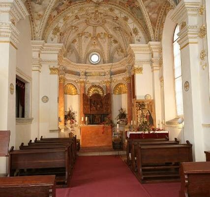 Interiér kostela Narození Panny Marie - pohled na oltář sv. Anny Mistra IP