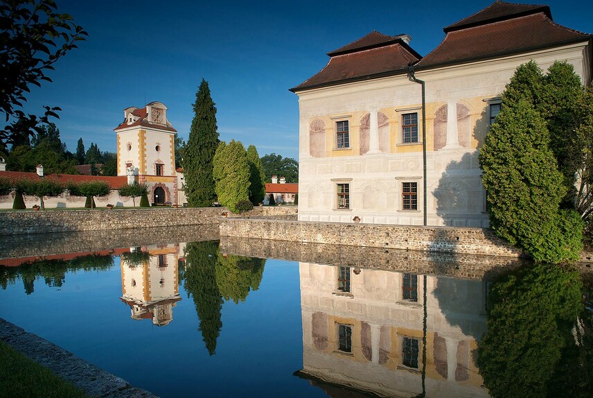 Vila s vodním příkopem, vstupní věž - zámek Kratochvíle