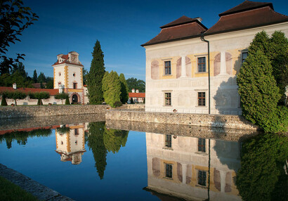 Vila s vodním příkopem, vstupní věž - zámek Kratochvíle