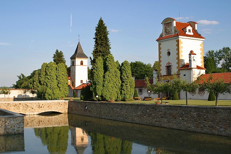 Vodní příkop a dvě věže - vstupní a kostelní