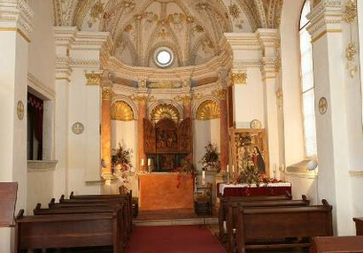 Interiér kostela Narození Panny Marie - pohled na oltář sv. Anny Mistra IP