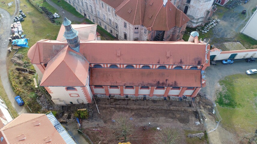 Kostel od severu. Fotografie zachycuje několik archeologických výzkumů (od východu). Sonda v ose presbytáře (příprava projektu terénních úprav). Sonda v místě kaple sv. Bartoloměje. Foto: Pavel Macků, 2021 Kostel od severu. Fotografie zachycuje několik archeologických výzkumů (od východu). Sonda v ose presbytáře (příprava projektu terénních úprav). Sonda v místě kaple sv. Bartoloměje. Foto: Pavel Macků, 2021