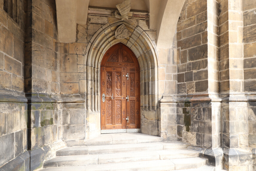 Pražský hrad, katedrála sv. Víta, původní slavnostní vstup od královského paláce, portál se znakem českého království, 1344–1352, stavitel Matyáš z Arrasu Pražský hrad, katedrála sv. Víta, původní slavnostní vstup od královského paláce, portál se znakem českého království, 1344–1352, stavitel Matyáš z Arrasu